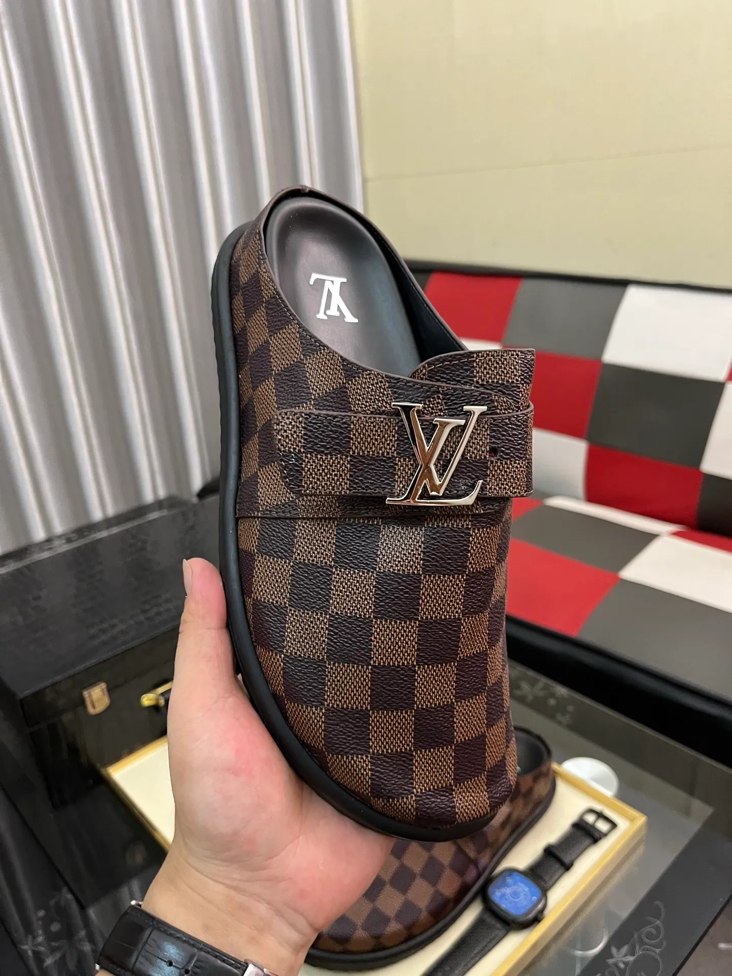 Men's shoes 💰380⌚️⌚️2025 new men's casual sandals and slippers, made of suede cow leather, with Monogram pattern to highlight the trendy style. Adjustable straps illuminated with LV letters, while a resilient insole and micro outsole provide lightweight comfort. Made of suede cow leather with embossed Monogram pattern and brand element metal hardware✅Adjustable straps➕Tough insole‼ ️Micro outsole. Comfortable and easy to wear‼ ️size: 38-443️⃣Colors available